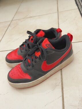 Nike Kids Low-Top Sneakers in Red and Black
